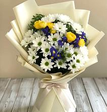 Букет цветов из:  Ирисы, Хризантемы и Розы в Дубне Московская область