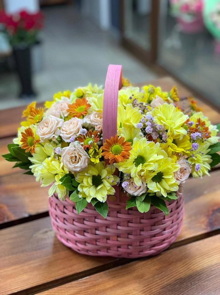 Цветочная композиция из Хризантемы и Розы в корзине в Дубне Московская область