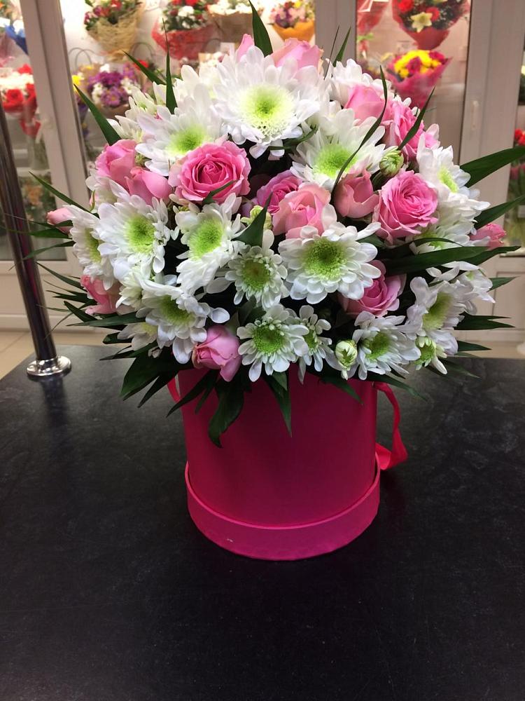 Цветочная композиция из Розы и Хризантемы в шляпной коробке в Дубне Московская область